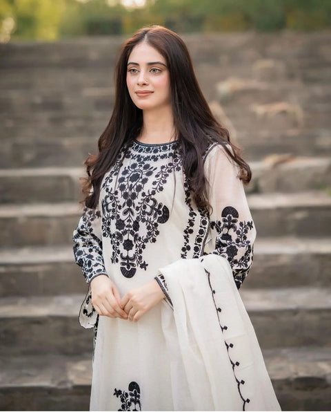 Omal By Komal - 3PC LAWN Embroidered Suit - BFSIN174